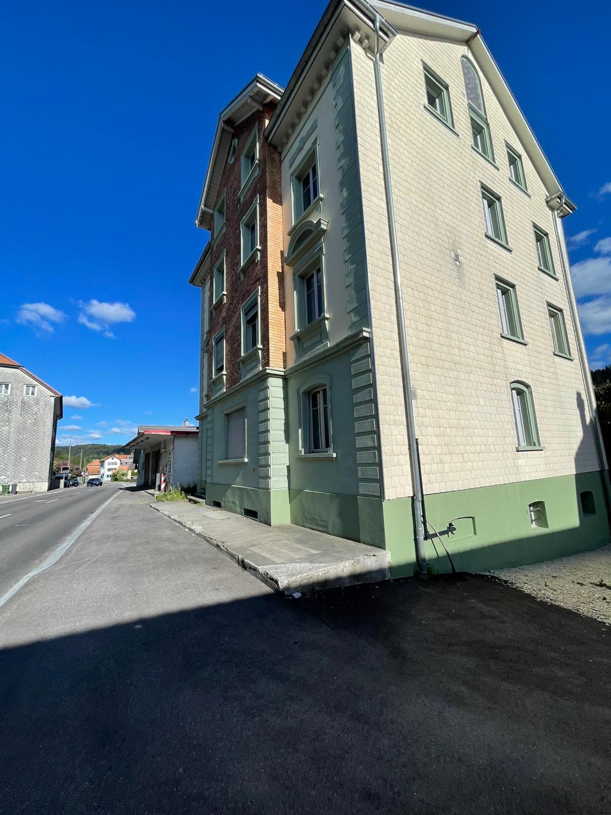 Vue en angle de l’immeuble et de sa façade en bardeaux