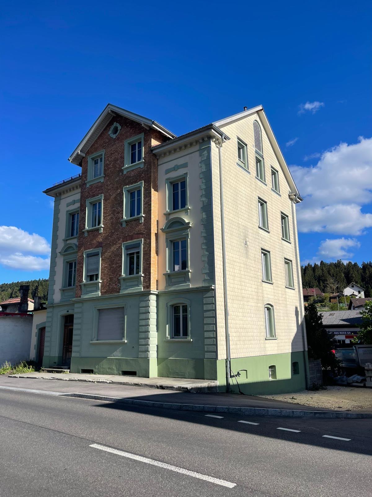 Façade d’un immeuble de caractère de quatre appartements, brique et encadrements moulurés, canton de Berne